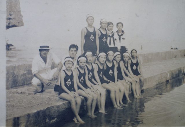 沖縄県立一高女の水泳部員たち