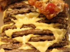 チーズバーガー10段の驚異の世界とは......!?　ロッテリア「29の日チャレンジキャンペーン」実食レポート！